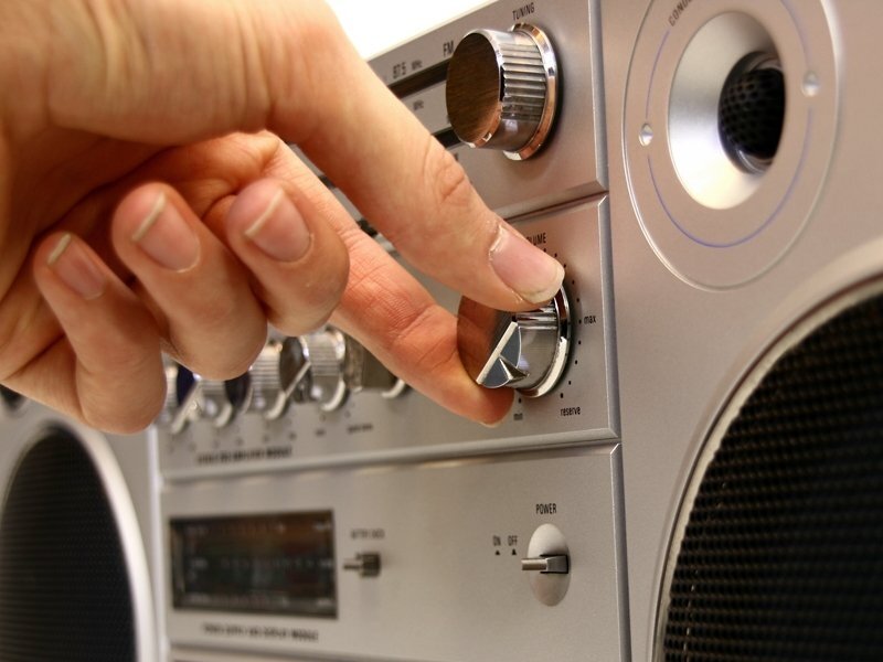 Сколько разрешено слушать музыку в громкоговорители официально