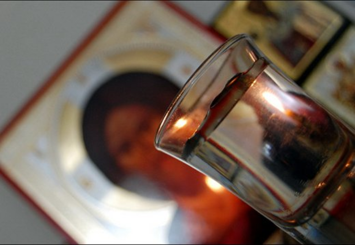 Пить св. Святая Крещенская вода. Крещенская вода в стакане. Стакан для Святой воды. Крещенская вода в бутылках.