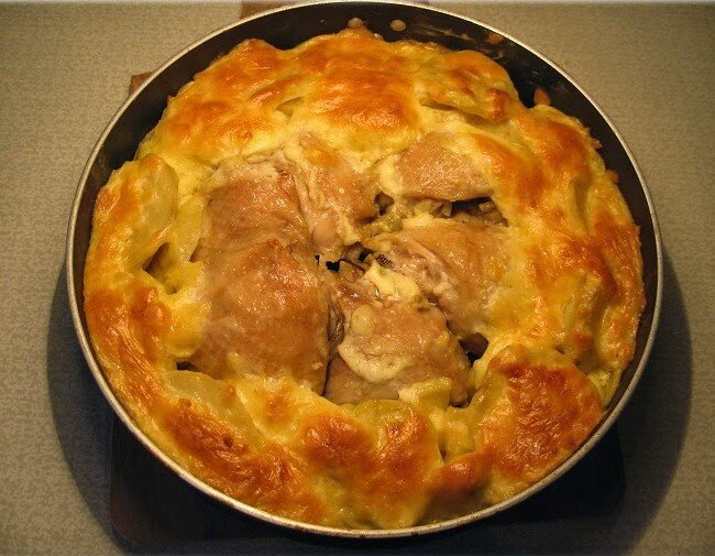 Курица с чесноком в картофельном колечке – вкусный ужин