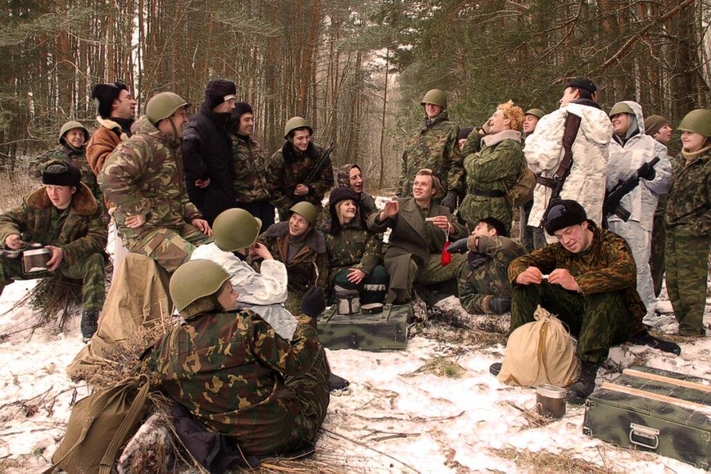 В лесу прифронтовом авторы. Бойцы на привале. Военный привал в лесу. Привал солдат в лесу. Солдаты в лесу отдых.