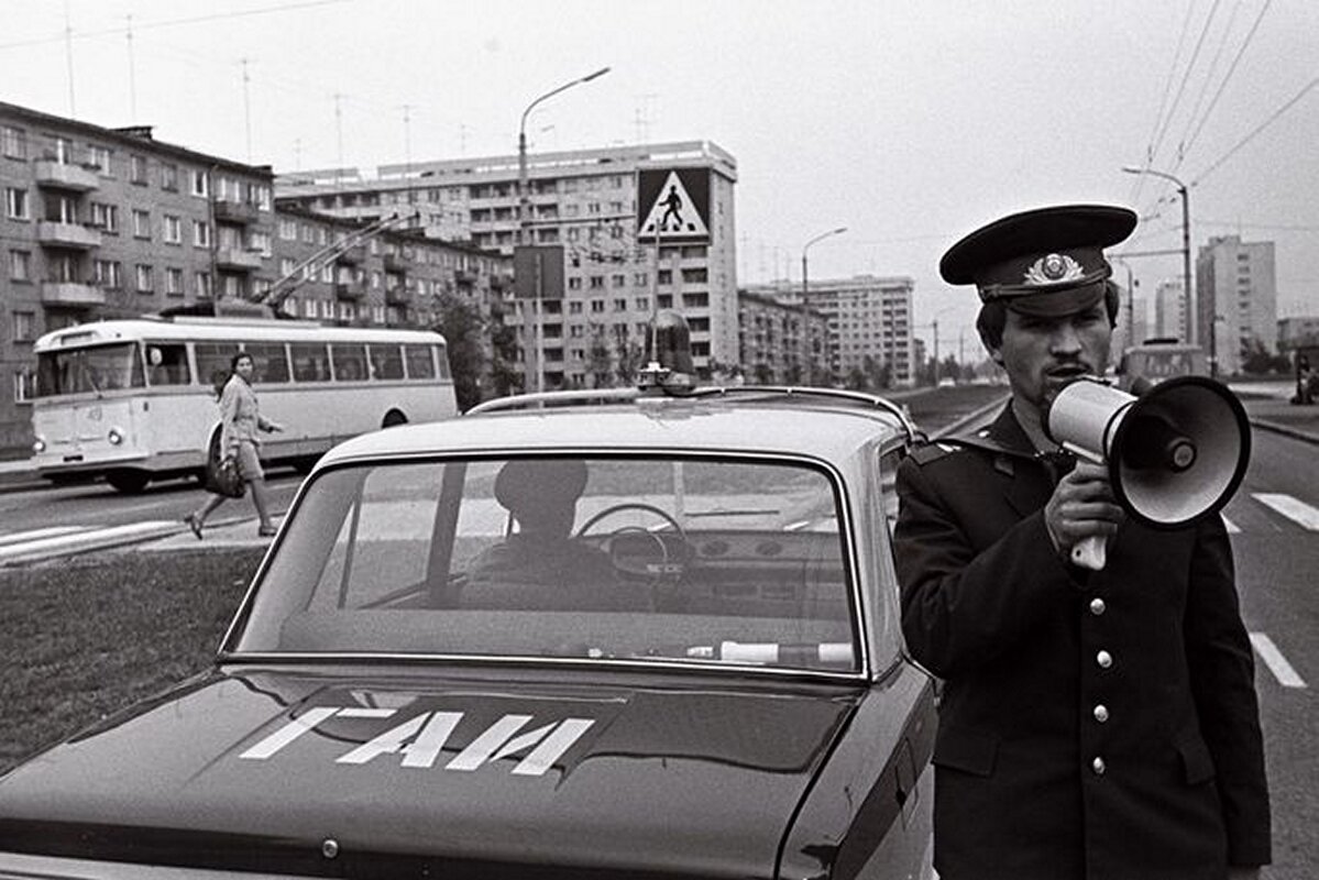 Ссср советская милиция гаи. Форма советского милиционера. Инспектор гаи на невском проспекте. Советский инспектор гаи. Форма гаи ссср.