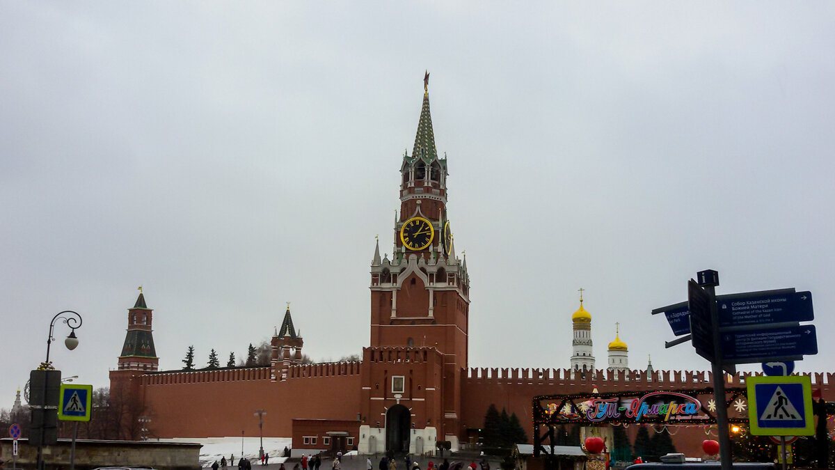 Спасская башня с курантами на Красной площади 