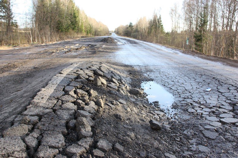 Плохой путь. Разбитая дорога. Очень плохая дорога. Очень плохие дороги. Разбитые дороги Латвии.