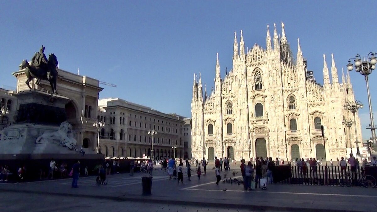Piazza del Duomo. Итальянцев здесь практически нет. Здесь одни туристы. Не лучшее место, чтобы принюхиваться к окружающим. 