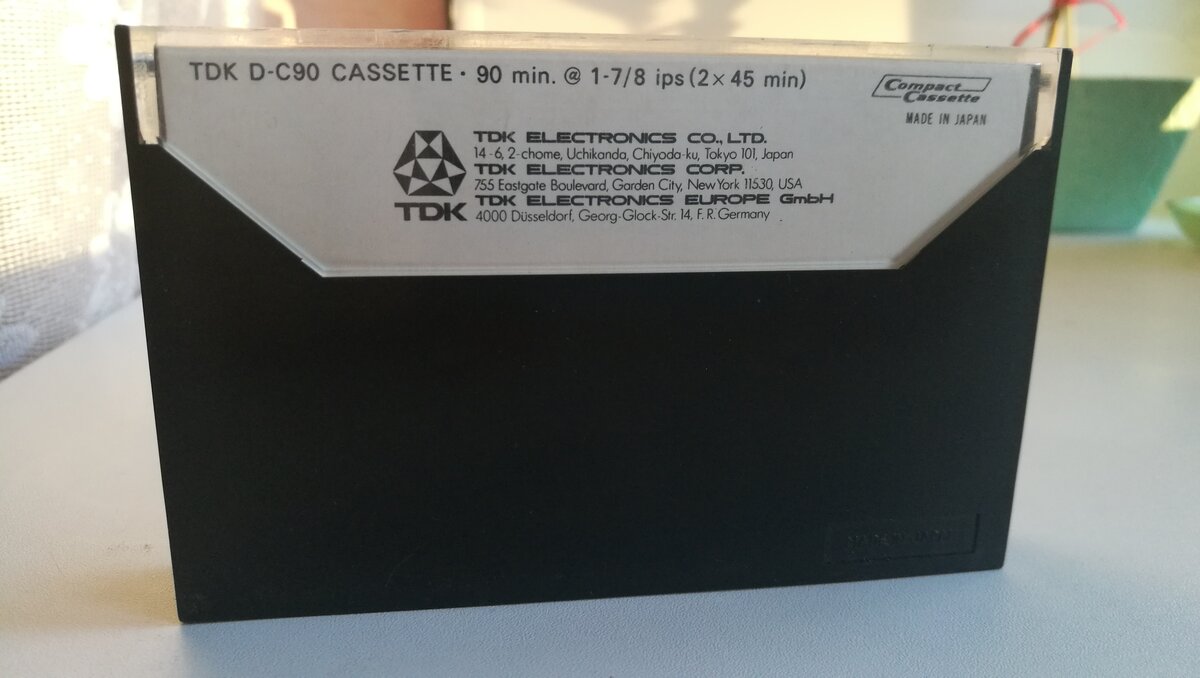 90 минут. Такой же добротный подкассетник как и на всех аудиокассетах тех лет. Судя по надписям, аудиокассета рассчитана на европейских и американских пользователей. Для внутреннего рынка надписи шли на японском языке.