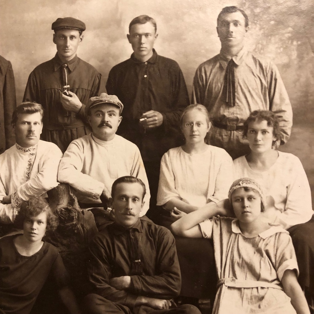 Василий Иванович во втором ряду, второй слева. Фото сделано в 1930-х годах.