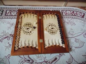 Перед изготовлением нард своими руками, обязательно следует внимательно изучить доску, на которой осуществляются все игровые действия. Доска имеет прямоугольную форму, на ней имеются 24 пункта — по двенадцать с каждой стороны доски. Как можно было догадаться, доска для игры в нарды имеет всего две стороны. Если посмотреть на доску, то сразу можно найти вышеназванные пункты — они представляют собой длинные вытянутые треугольники, основание которых располагается по краю, а высота примерно равна половине доски.