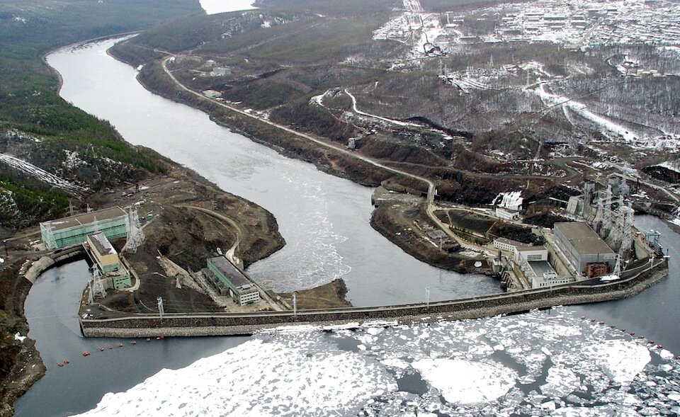 Вилюйское водохранилище - вид на ГЭС сверху