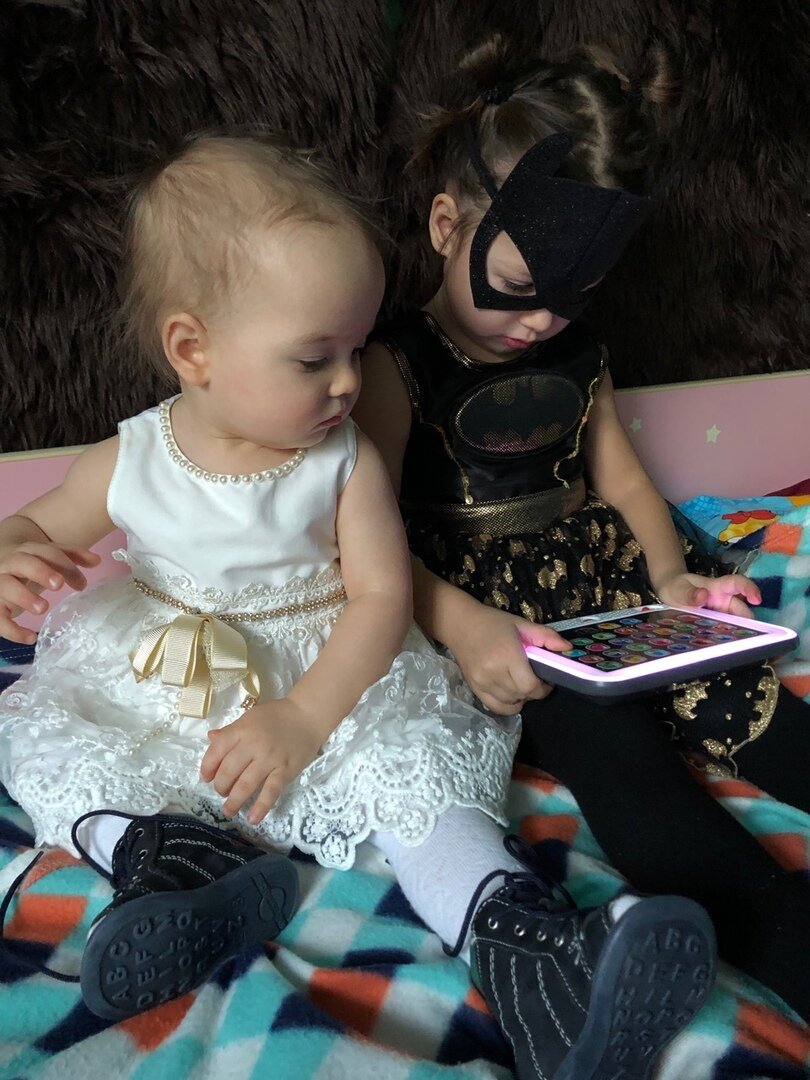 Вика учит Настю, как нужно делиться)