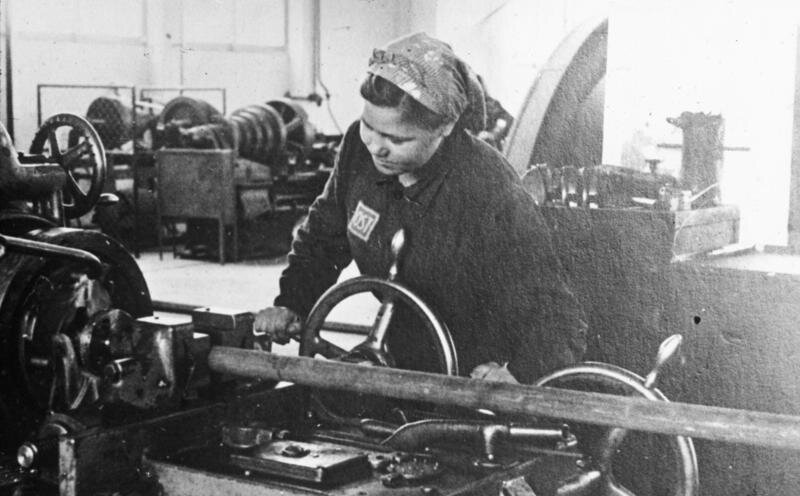 Работница-остарбайтер, занятая на токарном производстве @Deutsches Bundesarchiv 