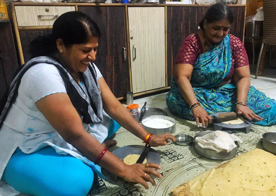 индийские домохозяйка раскатывают лепешки папад