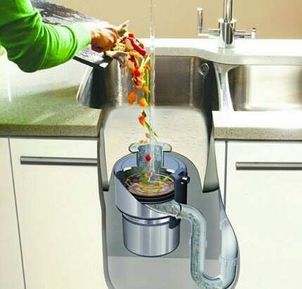 Бытовой утилизатор измельчает отходы прямо в раковине. ⠀
 