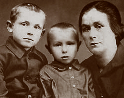 Иннокентий Смоктуновский (слева) с братом Владимиром и тётей. Фото: Википедия