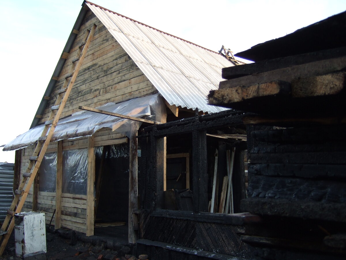 В таком виде веранда ушла в зиму. Просто зашили досками.