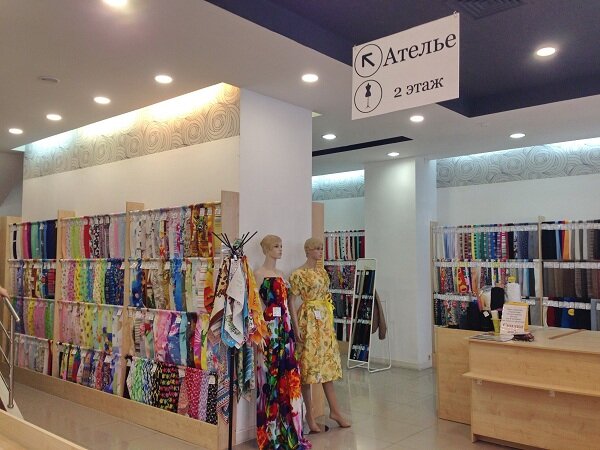 Торговое оборудование для магазина тканей должно быть стильным и функциональным