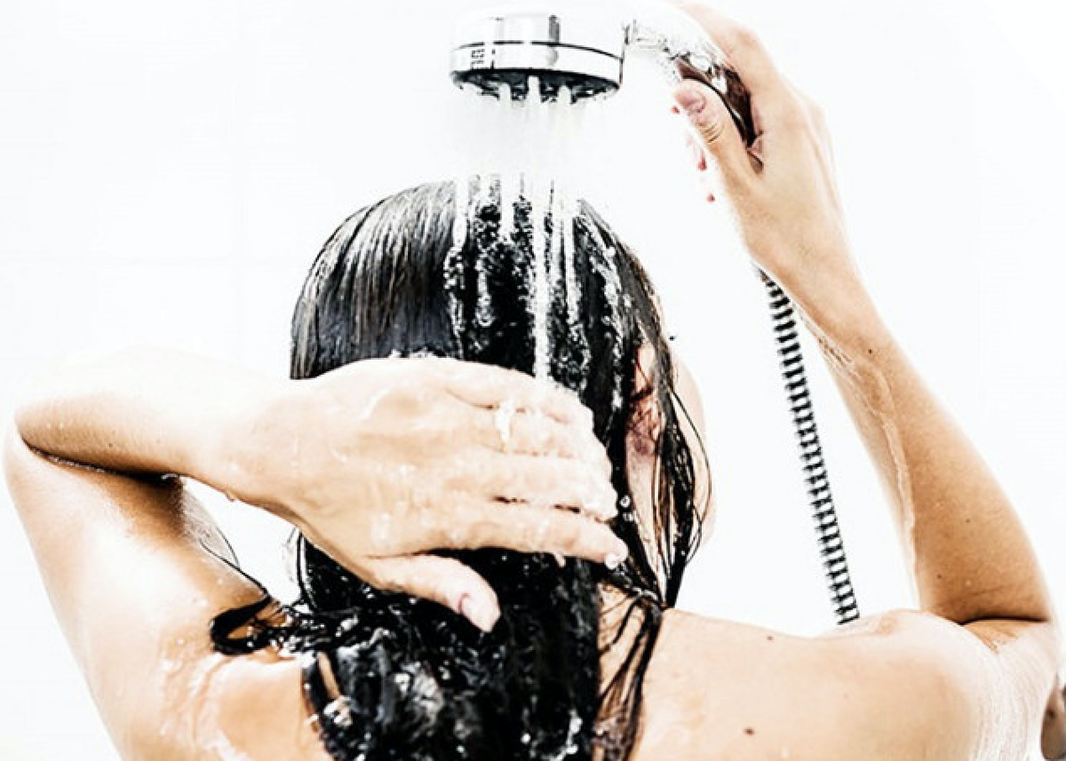 Правильное мытье головы. Мытье волос. Мокрые волосы в душе. Мытье головы Эстетика. Помытые волосы.