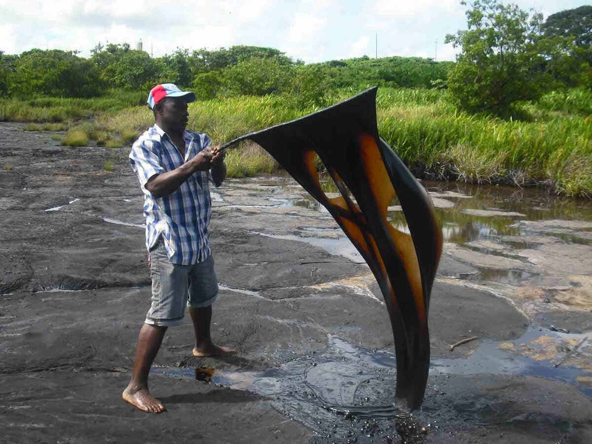 Озерный жидкий асфальт