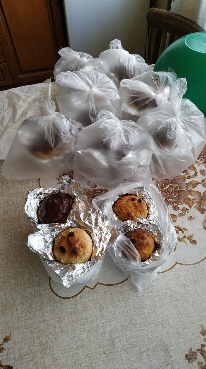 Тут я почти все смазала и упаковала в пакетики, чтобы не сохло. Горелый изюм, естественно отковыряла... И съела!