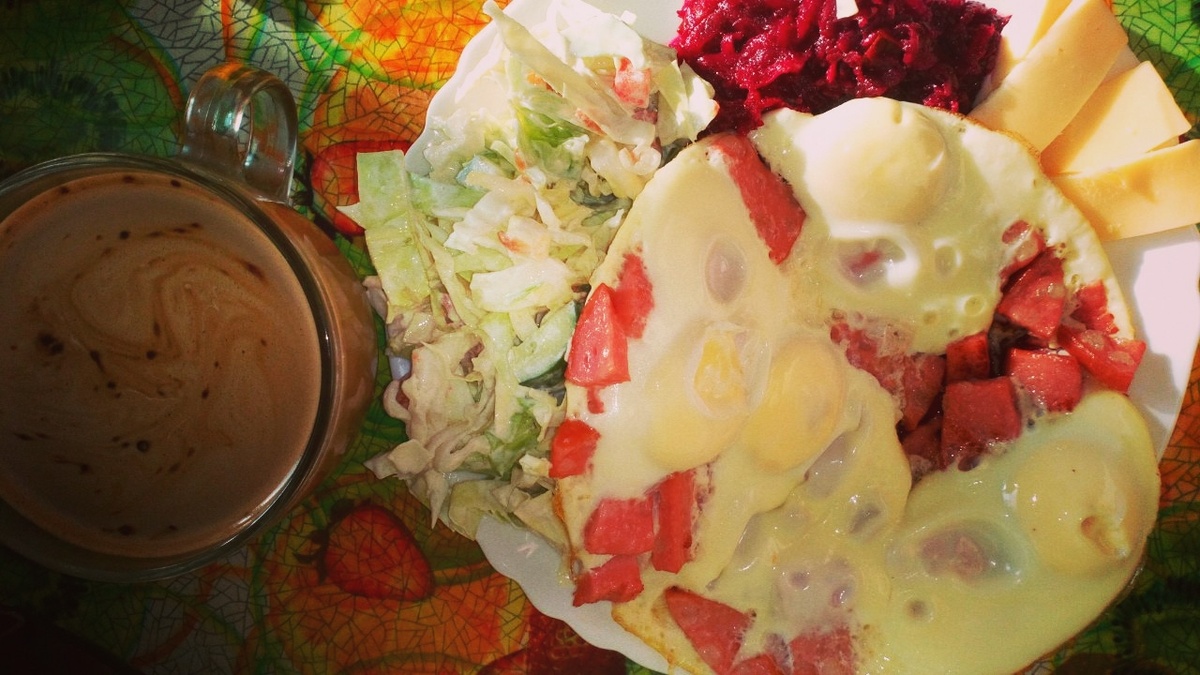 Глазунья с колбасой, сыр, салат, маринованная свекла, кофе с молоком.