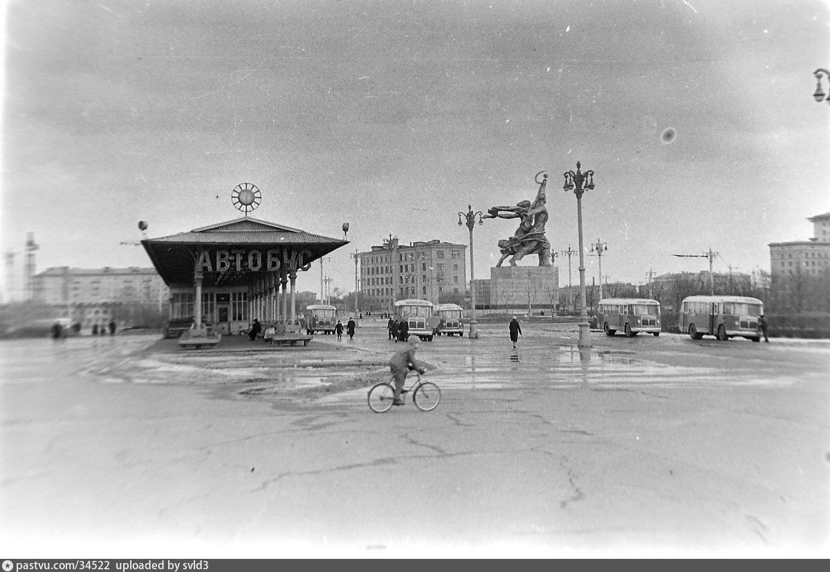 Автобусная станция у ВДНХ, 1962 год. Из личного архива И. Варющенко.