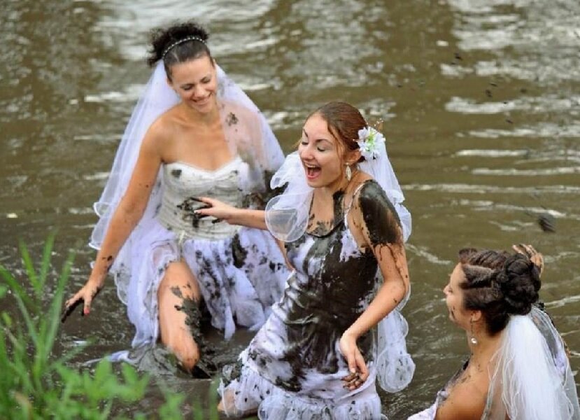 Одна из традиций - поливание грязью.