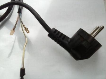 Штатный кабель, на котором много раз приходилось менять контакты. На фото видно, что изоляция на контактах уже подгорает, а стоят они меньше месяца.