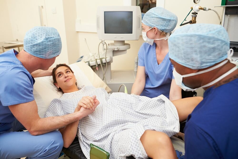 Роды у рожающих впервые и рожающих второй раз протекают по разному. Для начальной фазы характерно открытие шейки матки и эта фаза протекает всех дольше. Открытие шейки матки во время первых и последующих родов продолжается неодинаково. У женщин рожающих впервые раскрытие наружного и внутреннего маточного зева происходит постепенно и длится это 11 часов. Если же женщина рожает второй раз и перерыв между родами был незначительный, раскрытие шейки матки протекает по другому и этот период занимает уже  до 9 часов, так как наружный зев раскрывается почти вместе с внутренним. Поскольку организм роженицы, не забыл роды, пусть с тех пор минуло много лет. 
Потуги и рождение плаценты у рожающих впервые или второй раз не отличаются. В случае когда от последних родов прошло не более десятка лет, возможно эти фазы будут протекать быстрее. У женщин, которые повторно рожают малыша спустя 10 и более лет, эти периоды по длительности могут быть такими же, как и у первородящих, либо даже увеличиваются. 
Связано это со  снижением чувствительности рецепторов мышц матки к гормону окситоцину, недостаточное количество этого гормона приводит к слабой родовой деятельности. Эти проблемы связаны и с присутствием гинекологических болячек, которые женщина обретает к 30–35 годам - миома, эндометриоз. Все эти причины приводят к сокращению числа рецепторов, действующих с гормонами и активизирующих родовую деятельность, в итоге сокращается выработка самого окситоцина. В случае склонности к слабой родовой деятельности, то уже в первой фазе родов врачи делают эпидуральное обезболивание и стимуляцию родов с помощью окситоцина.
Если первые роды протекали с осложнениями, врачи будут стараться не допустить этого на последующих родах. Если у роженицы был разрыв промежности, то при следующих родах запланируют произвести разрез промежности наперед.
При повторных родах врач должен иметь ввиду как прошли предыдущие, для того чтобы решить как будет рожать женшина естественным путем или применить кесарево сечение. В большинстве случаев повторно женщины рожают сами. 
Основаниями для кесарева сечения  являются тяжелые болезни мамы - связанные с сердцем, и другими жизненно важными внутренними органами и трудности связанные с беременностью ( гестоз тяжелой степени), либо крупный плод или его неправильное положение. При вторых родах чаще всего возникает слабая родовая деятельность, в результате чего также прибегают к кесареву сечению.
