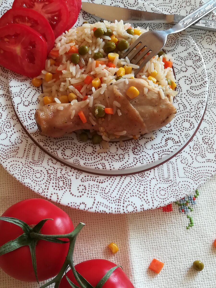  

Полезное, вкусное  блюдо , которое я отношу к правильному питанию.

ИНГРЕДИЕНТЫ:
Куриные голени -8шт (если голени не большие берите больше)
Рис - 2,5 стакана ,я беру рис обработанный паром
Кукуруза консервированная - 1 банка
Горошек консервированный -1 банка
Лук репчаптый -4-5шт среднего размера 
Морковь -2 шт
Сок лимона
Специи: соль,перец, кориандр и те специи которые вы любите
Масло растительное