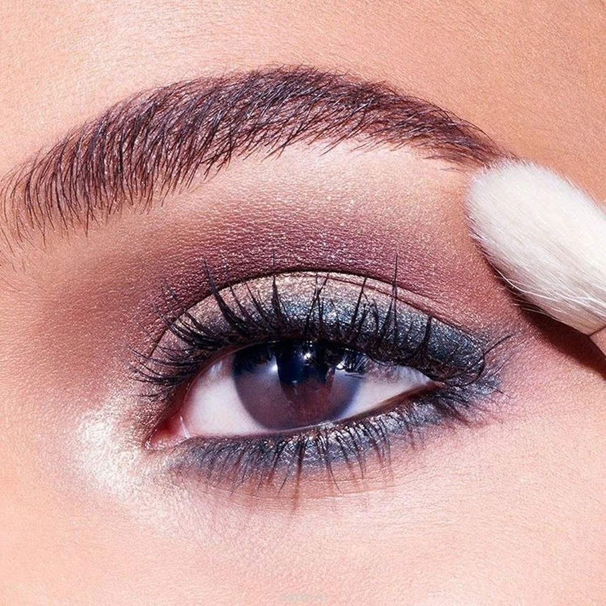 Три ошибки ,которые приводят к скатыванию теней.  Неправильное нанесение теней или любых других косметических продуктов может привести к скатыванию текстур.Три самые главные и простые ошибки !  Тени для век могут быть кремовыми,сухими , запеченными ,рассыпчатыми или жидкими . Именно от текстуры  и формата зависит  нанесение этих продуктов .Как и любое другое средство, тени для век  имеют свой финиш . от него зависит основной эффект текстуры на глазах и ваш макияж. Перламутровый пигмент -освежает взгляд ,матовый не акционирует  внимание на мелких морщинках ,а глиттерный -придает яркости.           !.  Вы не используете  базу для век Праймер или база может решить сразу несколько проблем .Это средство обезжиривает кожу и подготавливает к следующему этапу  макияжа . Еще один плюс в том ,что кремообразная текстура делает любой пигмент и предотвращает скатывание теней .Подберите базу ,которая не будет утяжелять  ваш макияж  .Нанесите кончиками пальцев на нижнее и верхнее веко ,а затем растушуйте .   Вы будете удивлены ,ведь даже самые легкие пудровые тени  продержаться намного дольше .2. Используйте кисть для растушевки .  Универсальный вариант  мягкая кисть с натуральным ворсом .       3.   Не обращаете внимание на тип вашей кожи Если у вас комбинированная или жирная кожа -вам нужно обезжирить зону глаз , для этого нужен праймер или мицеллярная  вода . Как выбрать тени -смотрите видео    https://youtu.be/2QCamQ1VH_s  Понравилась статья ? Нажмите палец вверх и подписывайтесь на мой канал 