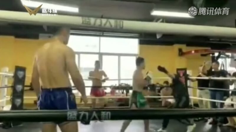 Ву падает во второй раз после получения удара.