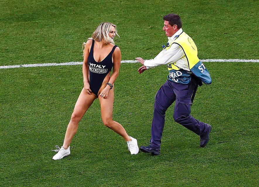 Кинси Волански на футбольном поле