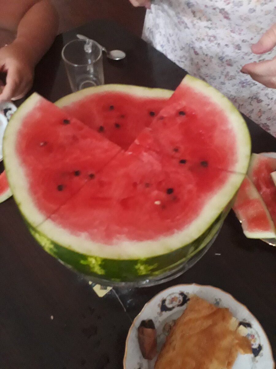 Купили арбуз очень сладкий  . 15 руб за килограмм.