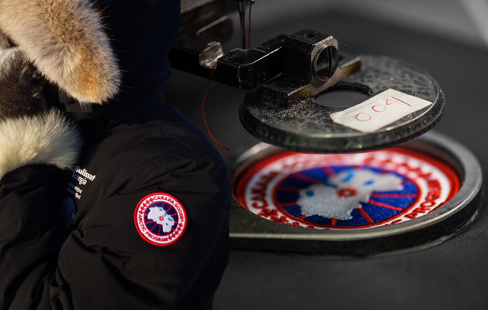 Canada goose голограмма на подделке. Canada goose голограмма. Canada goose как отличить подделку от оригинала. Canada goose как отличить подделку от оригинала. Поддельная голограмма на canada goose.