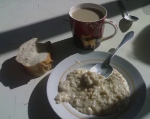 Многочисленные факты неэффективного управления вскрыты в Карсунской районной больнице Ульяновской области в ходе проверки, которую провела Счетная палата региона. Например, в стационаре выделяют лишь 63 руб. на питание взрослого пациента в течение дня. 
На выполнение норм лечебного питания и приобретение лекарств у ЛПУ нет денег, а на оплату транспортного налога за семь неисправных и подлежащих списанию автомобилей – есть.
Аудиторы проверяли расходование средств больницей в 2018 году и первом полугодии текущего. Медучреждение работает в условиях недофинансирования, однако выяснилось, что многие его проблемы являются следствием неэффективного менеджмента. Например, Счетная палата выявила факт низкой лекарственной обеспеченности (ранее в этом году прокуратура установила, что по отдельным позициям ЖНВЛП больница обеспечена на 0,1% от потребности, но бухгалтерский учет движения медикаментов и медизделий в РБ не ведется, что делает невозможным оценку реальных потребностей в них).

Семь автомобилей, которые не подлежат ремонту, ЛПУ никак не может списать, из-за чего вынуждено оплачивать транспортный налог. Ремонтные работы, оплаченные в полном объеме, на самом деле произведены частично. Обязательные платежи идут не вовремя, поэтому учреждение расходует лишние средства на штрафы, пени и неустойки. При этом больница могла бы через суд взыскать имеющуюся просроченную дебиторскую задолженность, но не принимает к этому мер.

Ситуация в Карсунской РБ – не уникальная. Власти Ульяновской области уже несколько лет говорят о том, что критическая обстановка в здравоохранении региона, кредиторская задолженность ЛПУ (порядка 1 млрд руб.) во многом объясняются плохой работой руководителей медицинских организаций.
По итогам проверки Минздраву региона рекомендовано до 1 ноября разработать и утвердить обязательный для подведомственных учреждений единый стандарт обеспеченности лекарствами и изделиями медицинского назначения. В случае невыполнения минимальных нормативов по их запасам – применять в отношении ответственных за это должностных лиц меры дисциплинарного и административного воздействия.

Главному врачу Карсунской районной больницы надлежит разработать план устранения выявленных нарушений, принять меры для списания автотранспорта, взыскания через суд дебиторской задолженности; провести инвентаризацию во всех структурных подразделениях и на аптечном складе больницы по фактам недостач и излишков медикаментов и медизделий.