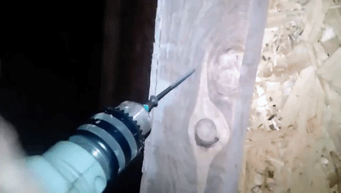 Всегда держите шуруповерт по прямым углом.