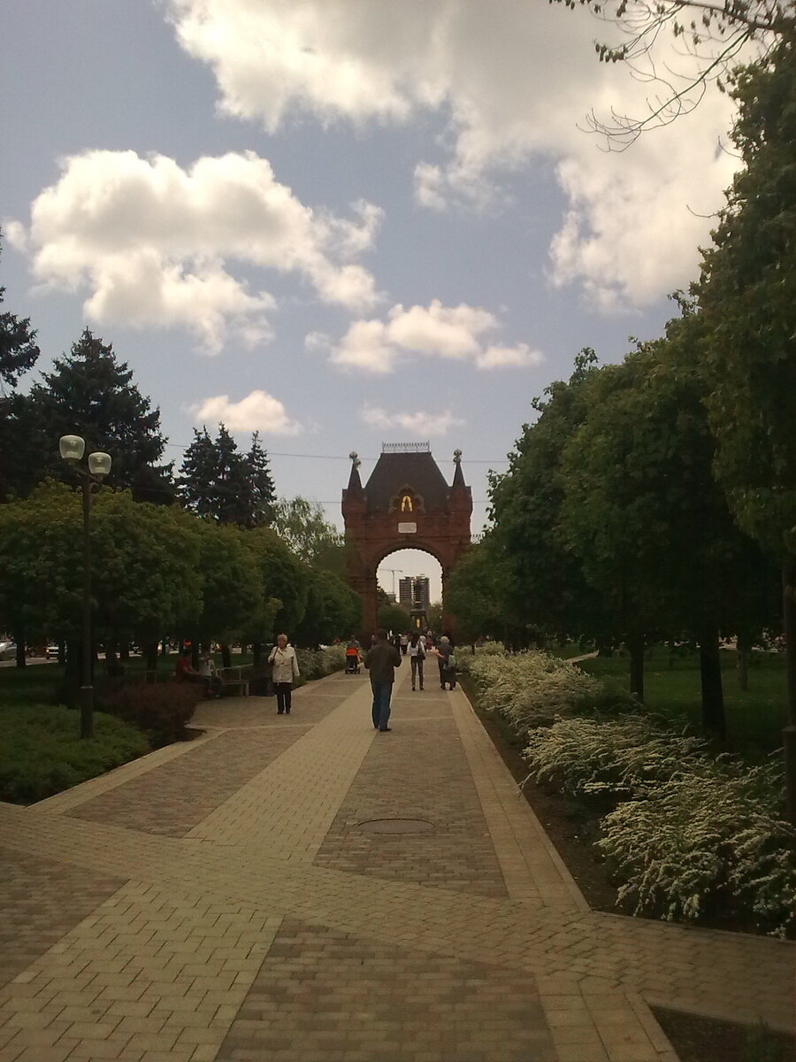 Триумфальную арку построили в 2009 году. Как водится - со скандалом, но об этом напишем позже. Это копия, реконструкция арки, которая была раньше в районе жд вокзала. 