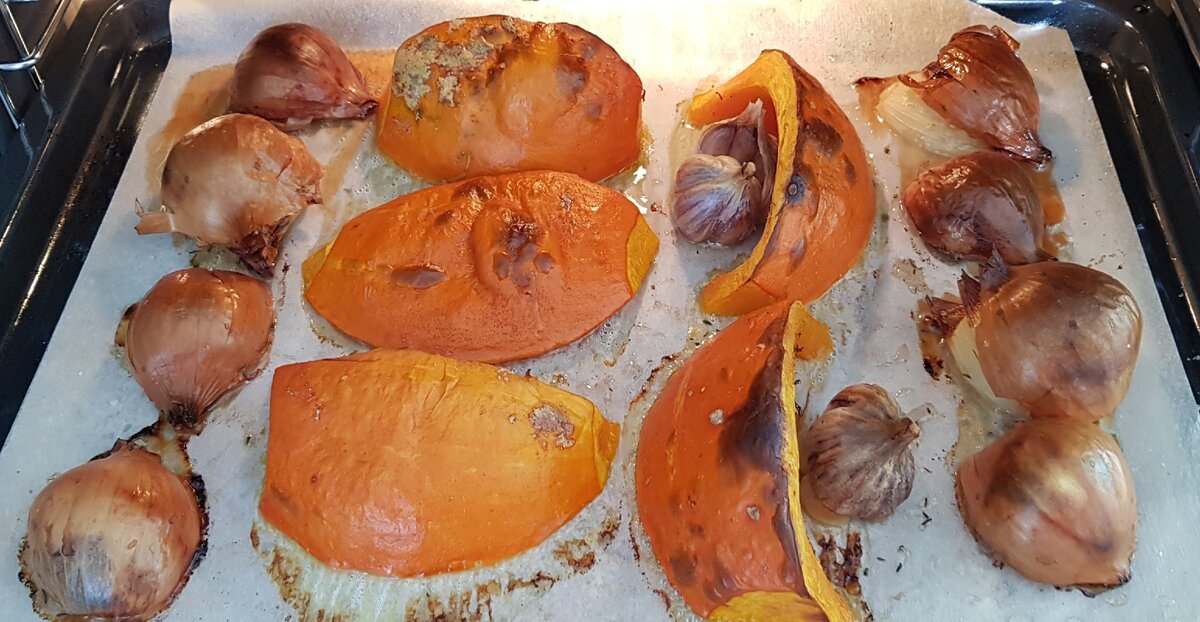 Хитрость: смажьте пергамент растительным маслом, присыпьте солью и тимьяном и только потом выкладывайте овощи срезом вниз. Так получается вкуснее.