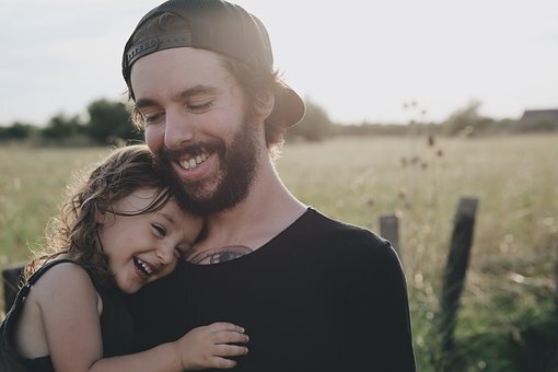https://pixabay.com/ru/photos/люди-отец-дочь-улыбка-счастливы-2585733/