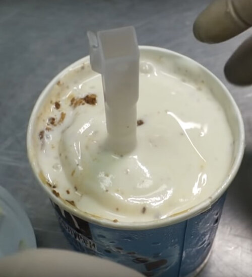 Ложка для McFlurry полая и имеет квадратное сечение 