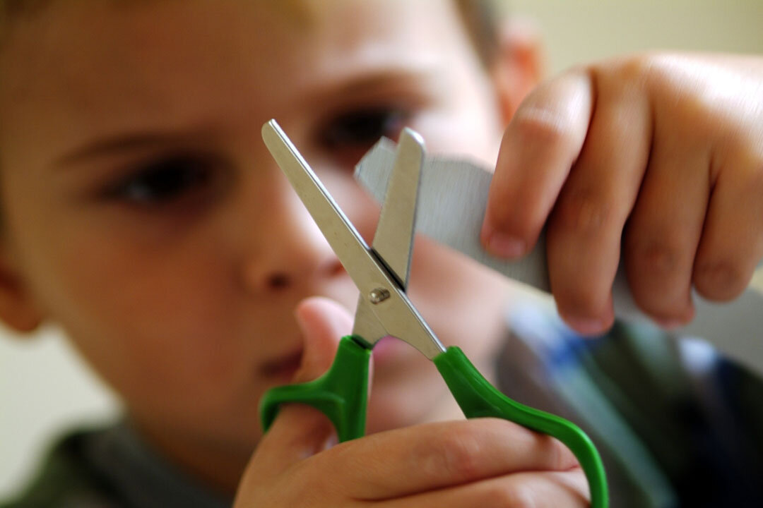 мальчик режется