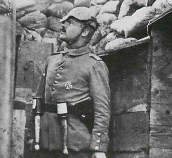 Немецкий офицер в шлеме Гаеде