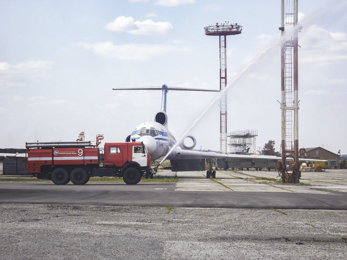 Борт RA-85457, носящий имя "Ставрополье". На переднем плане пожарная автоцистерна АЦ-6 на базе КамАЗ-43118.