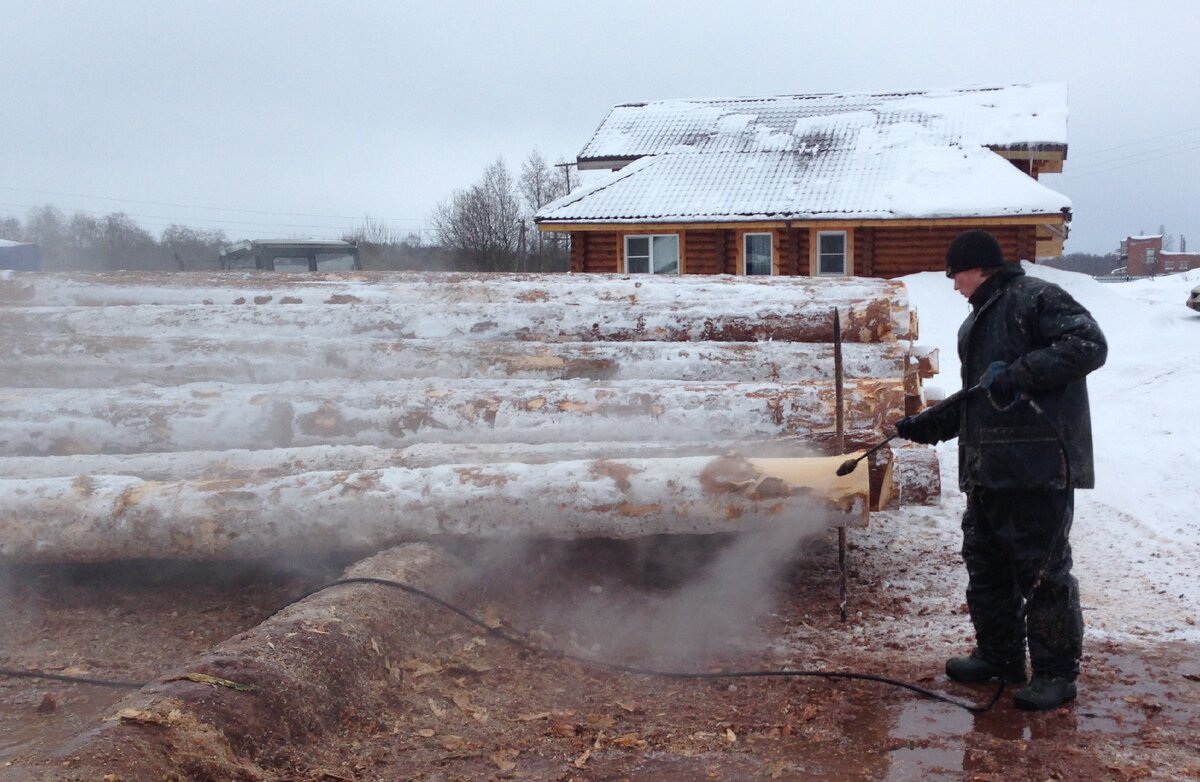 Процесс окаривания бревна.