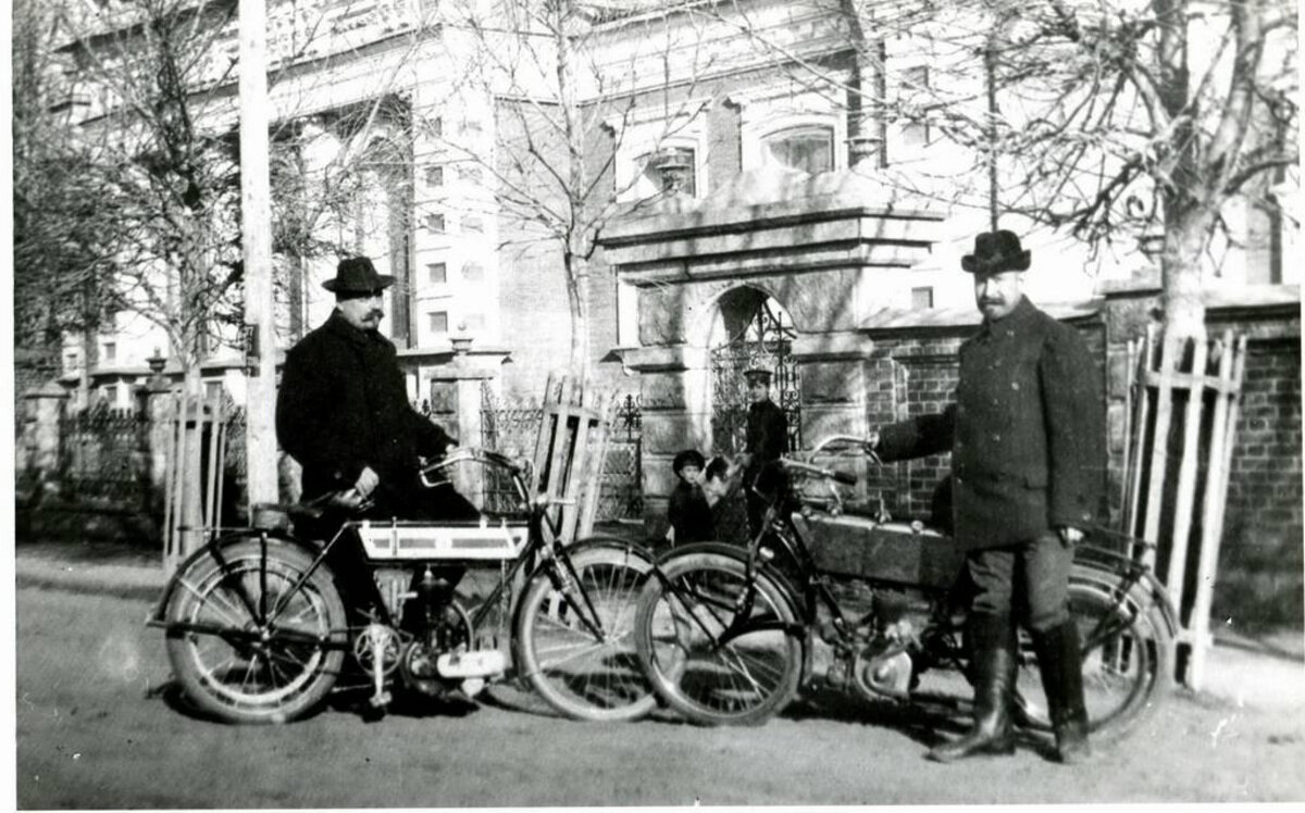 Мода на велосипеды еще долго держалась в Екатеринбурге с приходом авто.wikipedia.org