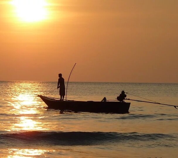 https://cdn.pixabay.com/photo/2013/11/11/22/37/fisherman-209112_960_720.jpg