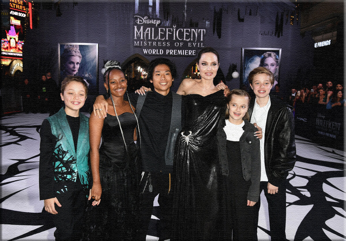Анджелина Джоли с детьми на премьере фильма Малефисента 2. Источник: Яндекс Картинки