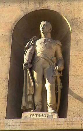 Памятник Удино в нише Лувра.