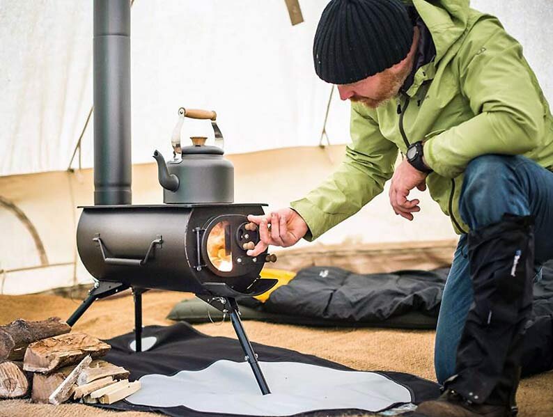 Новая модель походной печки на дровах Frontier Stove сможет обогреть временное жилище и обеспечить едой охотника, рыболова или путешественника.