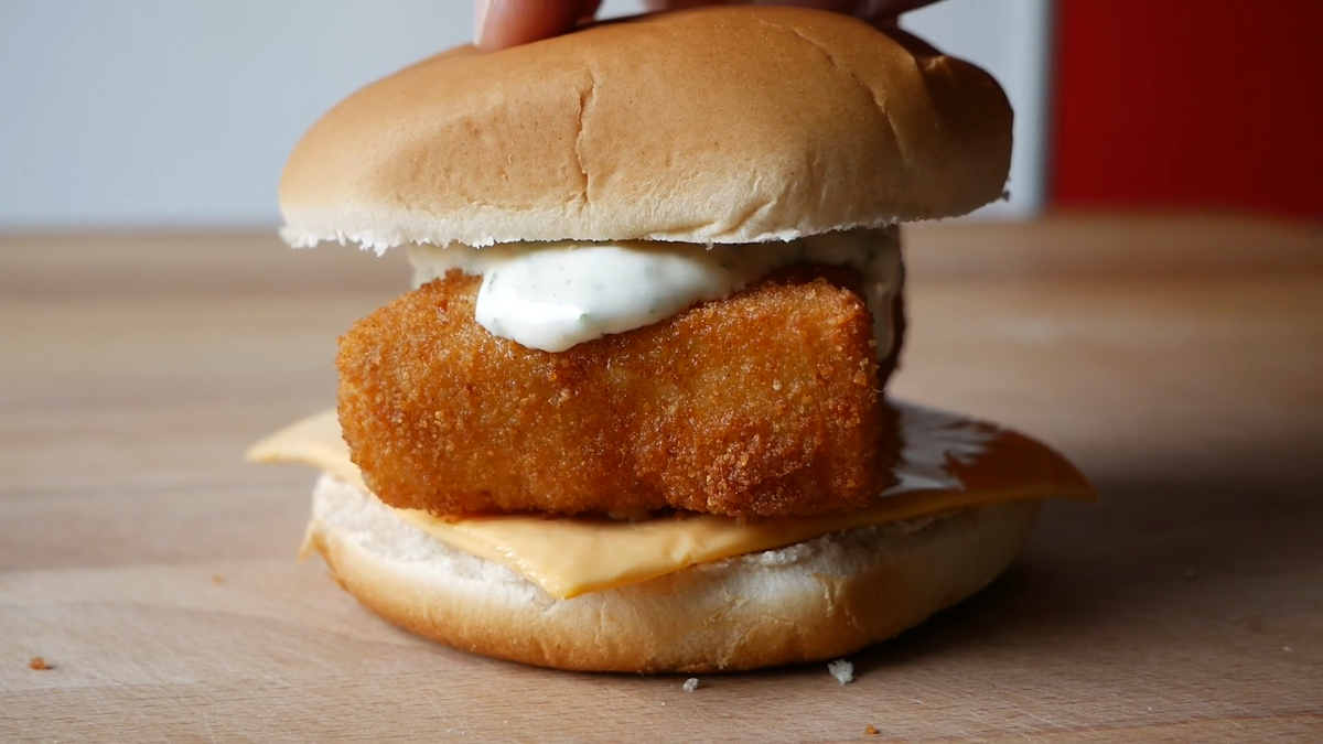 Двойной филеофиш. Филеофиш макдоналдс. Филеофиш. Филе о фиш вкусно и точка. Чизбургер.