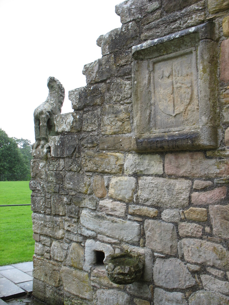 Замок Крейгнитен, резиденция Финнарта, герб Гамильтонов. Шотландия, 2017 год. (С) Илона Якимова